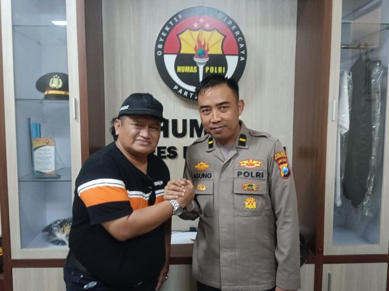 Abah Samsul Arifin bersilaturahmi dengan Kasi Humas Polres Bangkalan IPDA Agung Intama