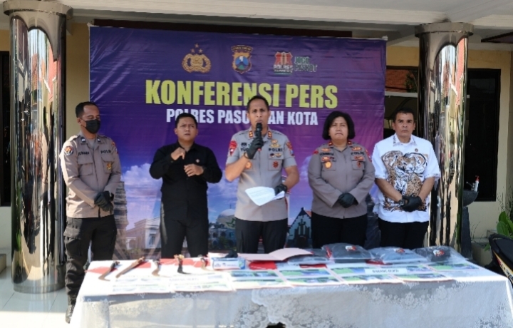 Konferensi pers Polres Pasuruan Kota terkait kasus pengeroyokan remaja