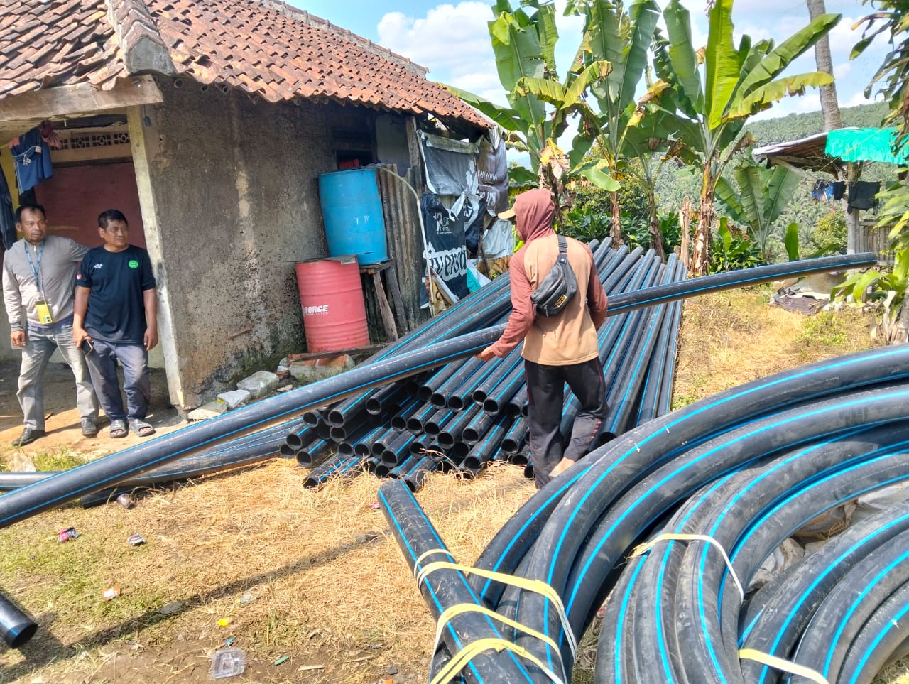 Pemasangan pipa air bersih Perumda Tirta Jaya Mandiri di jalur Cikidang Sukabumi