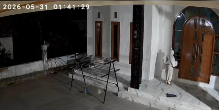 Rekaman CCTV memperlihatkan sosok berkostum menyerupai pocong yang sempat viral dan memicu keresahan warga di Bangkalan.
