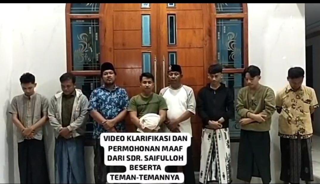 Saifulloh bersama sejumlah rekannya menyampaikan klarifikasi dan permohonan maaf terkait video pocong jadi-jadian yang sempat viral di Bangkalan.