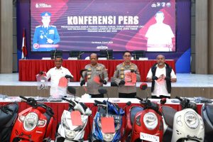Kapolda Jawa Timur Irjen Pol Nanang Avianto memaparkan pengungkapan 320 kasus 3C dan kejahatan jalanan selama Mei 2026 di Gedung Mahameru Polda Jatim