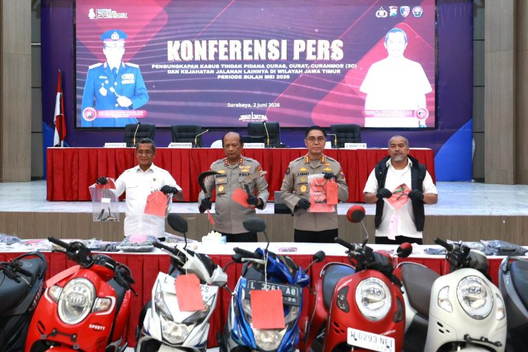 Kapolda Jawa Timur Irjen Pol Nanang Avianto memaparkan pengungkapan 320 kasus 3C dan kejahatan jalanan selama Mei 2026 di Gedung Mahameru Polda Jatim