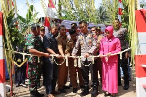 Kapolres Trenggalek AKBP Ridwan Maliki meresmikan Jembatan Merah Putih Presisi di Desa Jombok Kecamatan Pule Kabupaten Trenggalek