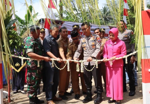 Kapolres Trenggalek AKBP Ridwan Maliki meresmikan Jembatan Merah Putih Presisi di Desa Jombok Kecamatan Pule Kabupaten Trenggalek