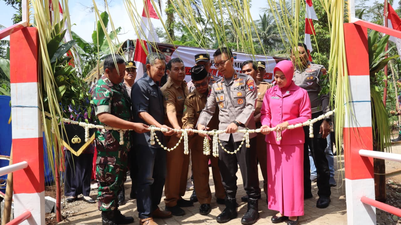 Kapolres Trenggalek AKBP Ridwan Maliki meresmikan Jembatan Merah Putih Presisi di Desa Jombok Kecamatan Pule Kabupaten Trenggalek