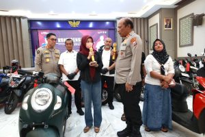 Polda Jatim mengembalikan sepeda motor korban curanmor dan begal setelah pengungkapan kasus 3C di Surabaya