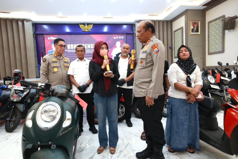 Polda Jatim mengembalikan sepeda motor korban curanmor dan begal setelah pengungkapan kasus 3C di Surabaya