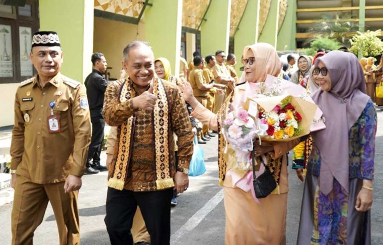 Wali Kota Metro Bambang Iman Santoso melepas 42 ASN yang memasuki masa purnabakti periode Januari hingga Juni 2026 di Aula Pemerintah Kota Metro.