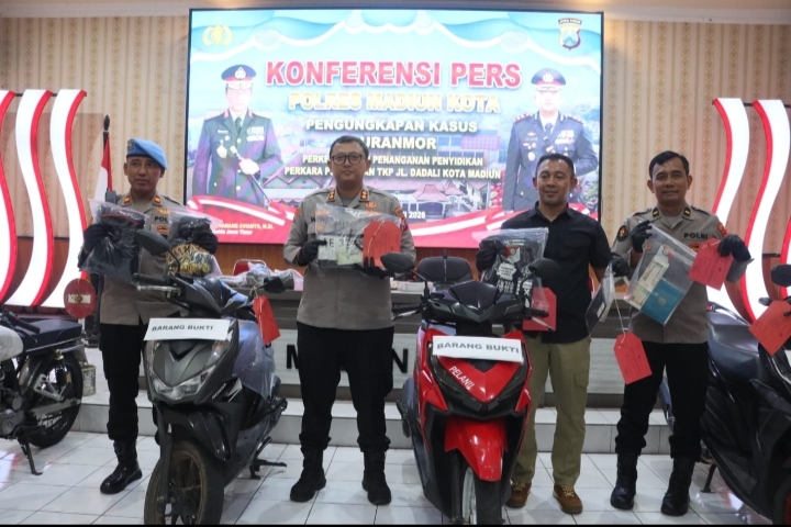 Kapolres Madiun Kota AKBP Wiwin Junianto saat konferensi pers pengungkapan tiga kasus curanmor dan penangkapan empat residivis di Madiun