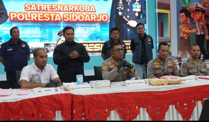 Kapolresta Sidoarjo Kombes Pol Christian Tobing saat konferensi pers pengungkapan jaringan narkotika internasional dengan tersangka dua warga negara Malaysia di Mapolresta Sidoarjo