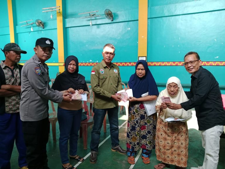 Bhabinkamtibmas Polsek Kasui melakukan pengamanan dan monitoring penyaluran BLT Dana Desa di Kampung Jaya Tinggi Kabupaten Way Kanan