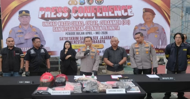 Kapolrestabes Surabaya Kombes Pol Luthfi Sulistiawan saat konferensi pers pengungkapan 163 kasus kejahatan jalanan di Surabaya tahun 2026