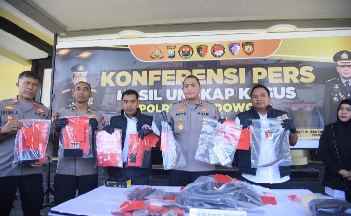 Polres Bondowoso mengamankan tersangka perampokan bersenjata clurit setelah dilakukan tindakan tegas terukur saat proses penangkapan