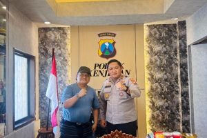 Abah Samsul Penasehat KWI saat bertemu Kapolsek Kenjeran Kompol Yuyus Andriastanto di Mapolsek Kenjeran Surabaya