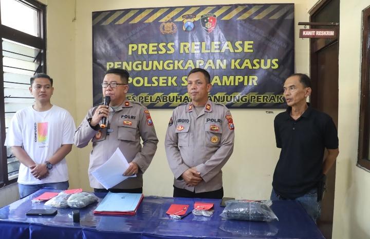 Polisi mengungkap kasus pencurian komponen panel traffic light di Simpang Empat Jalan Karang Tembok Surabaya