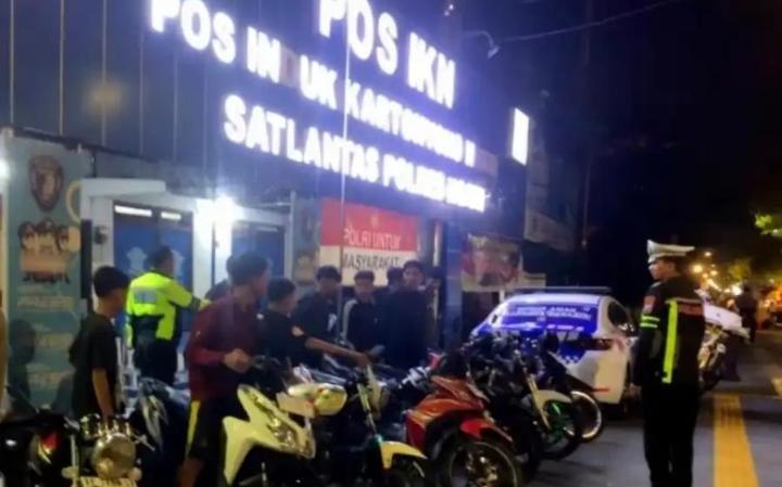Petugas Satlantas Polres Ngawi melakukan patroli malam dan penindakan terhadap balap liar serta knalpot brong di Jalan Ngawi-Paron.