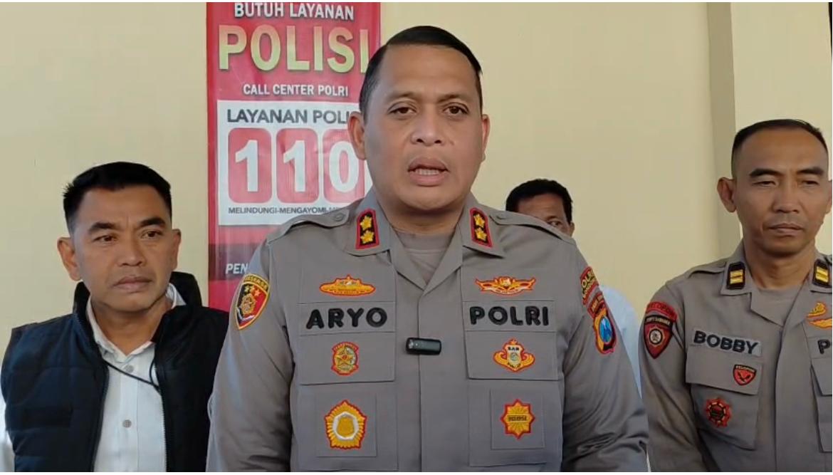 Kapolres Bondowoso AKBP Dr. Aryo Dwi Wibowo memberikan keterangan pers terkait pengungkapan jaringan peredaran narkoba antar wilayah di Mapolres Bondowoso.