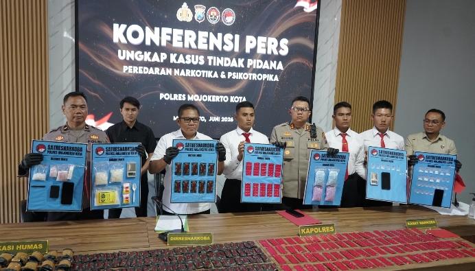 Konferensi pers pengungkapan kasus liquid vape etomidate dan narkotika oleh Polres Mojokerto Kota Polda Jatim