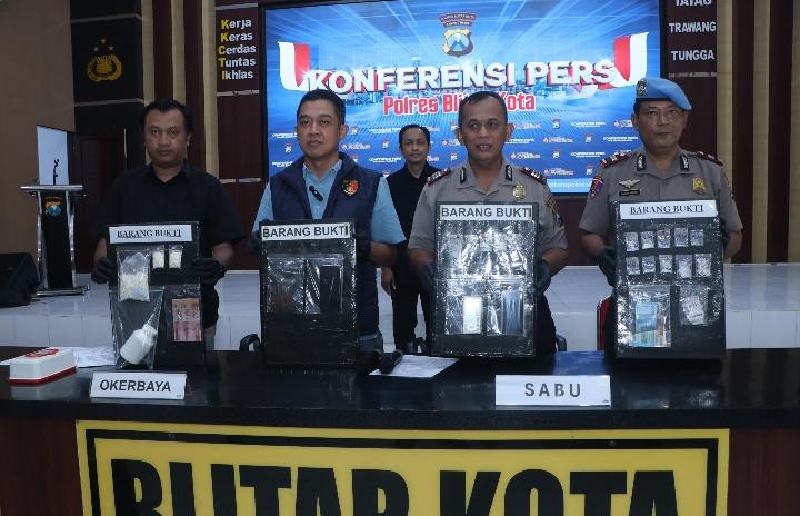Satresnarkoba Polres Blitar Kota menunjukkan barang bukti narkoba hasil pengungkapan 12 kasus selama Mei 2026