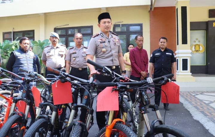 Kapolres Magetan menunjukkan barang bukti hasil pengungkapan komplotan pencuri sepeda lintas wilayah di Jawa Timur