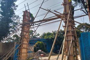 Perumda TJM Sukabumi membangun gapura di jalur Cikembang menuju Warungkiara sebagai bagian penataan kawasan pelayanan