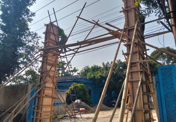 Perumda TJM Sukabumi membangun gapura di jalur Cikembang menuju Warungkiara sebagai bagian penataan kawasan pelayanan
