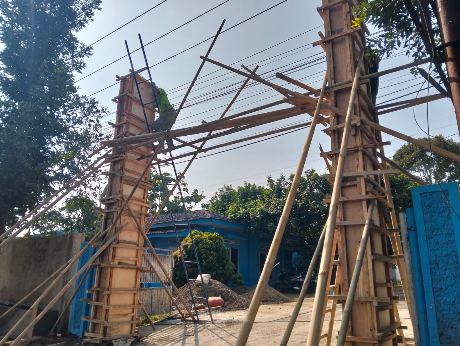 Perumda TJM Sukabumi membangun gapura di jalur Cikembang menuju Warungkiara sebagai bagian penataan kawasan pelayanan