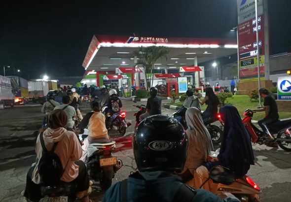 Prof Sutan Nasomal menyampaikan pandangan mengenai antrean BBM dan dampak ekonomi terhadap masyarakat Indonesia