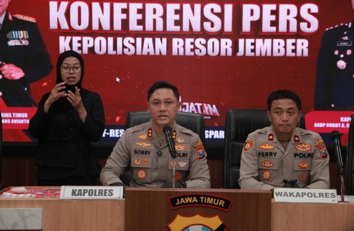 Kapolres Jember AKBP Bobby A Condroputra saat merilis pengungkapan kasus residivis curanmor yang diduga beraksi di 18 TKP