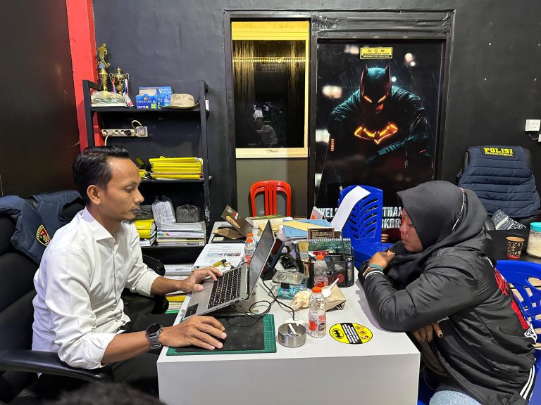 Petugas Satreskrim Polres Sampang saat mengungkap kasus dugaan pencurian uang Rp4 juta dengan barang bukti rekaman CCTV