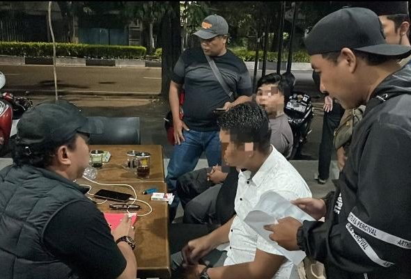 Petugas Satreskrim Polres Pasuruan Kota mengamankan empat debt collector yang diduga melakukan pemerasan terhadap pengendara