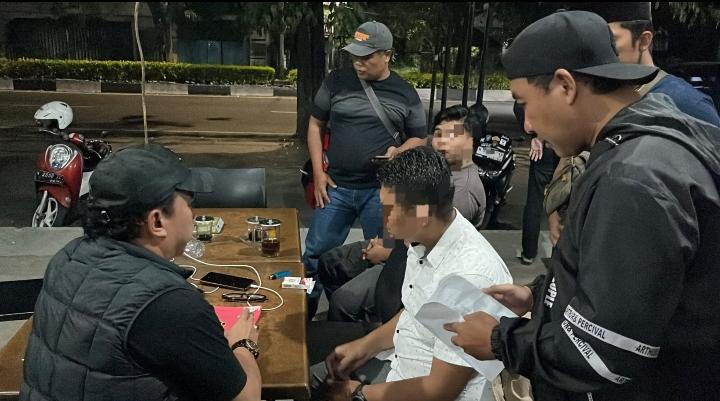 Petugas Satreskrim Polres Pasuruan Kota mengamankan empat debt collector yang diduga melakukan pemerasan terhadap pengendara