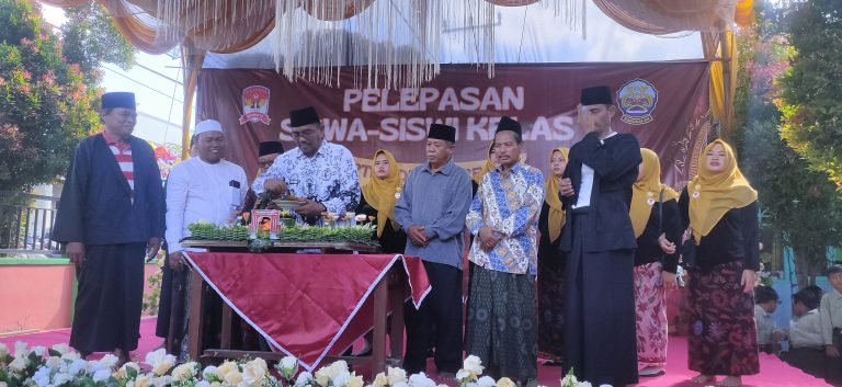 Prosesi pelepasan dan wisuda siswa kelas VI UPTD SDN Tambegan Bangkalan dengan tema Back to Nature Madura