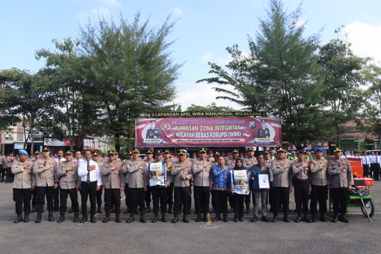 Kapolres Sampang menyerahkan bantuan bibit jagung hibrida dan alsintan kepada kelompok tani dalam apel ketahanan pangan Hari Bhayangkara ke-80