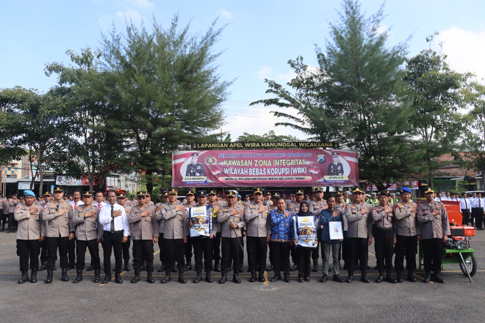 Kapolres Sampang menyerahkan bantuan bibit jagung hibrida dan alsintan kepada kelompok tani dalam apel ketahanan pangan Hari Bhayangkara ke-80