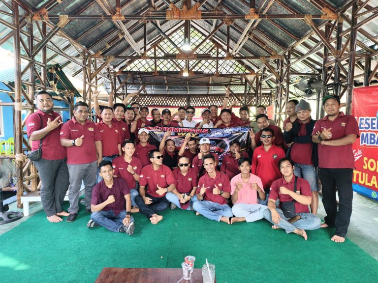 Anggota Communitas Travel Way Kanan berfoto bersama saat menggelar kopdar akbar di Blambangan Umpu Kabupaten Way Kanan