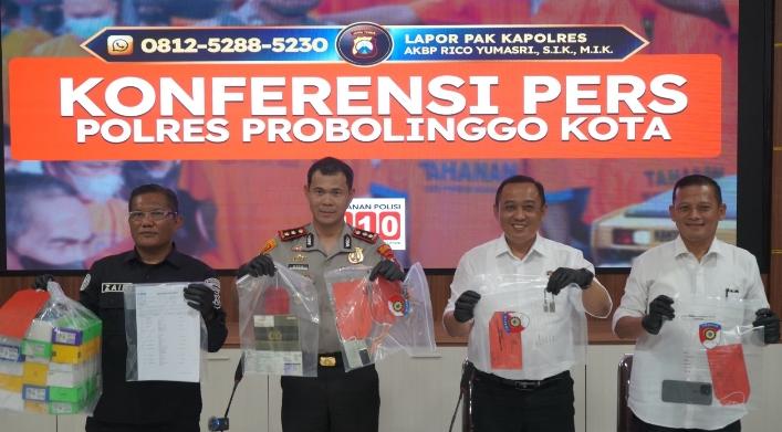 Kapolres Probolinggo Kota saat konferensi pers pengungkapan kasus curanmor dan pembobolan konter handphone di Kota Probolinggo