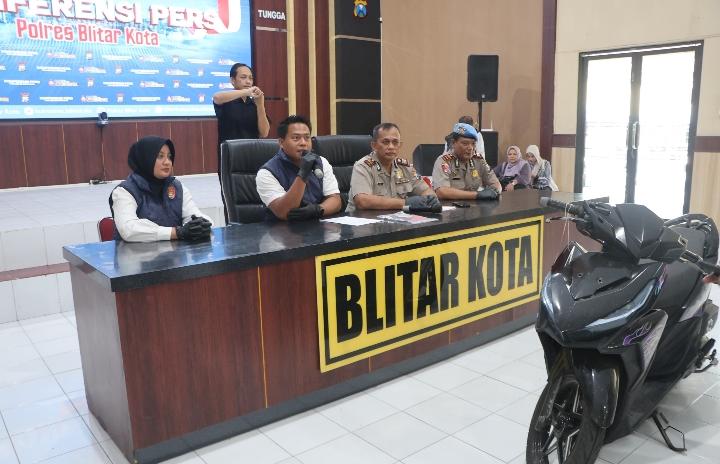 Kasat Reskrim Polres Blitar Kota menjelaskan pengungkapan kasus perampasan bermodus aplikasi kencan daring