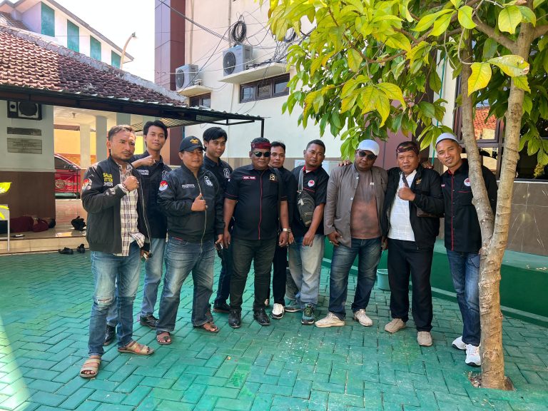 Pengurus Barisan Nasional Pemuda Madura (BNPM) dan Forum Aliansi Sampang Bersatu (FASB) berfoto bersama di halaman Pengadilan Negeri Sampang usai mengawal sidang perkara sengketa tanah terkait AJB Nomor 983 Tahun 2016.