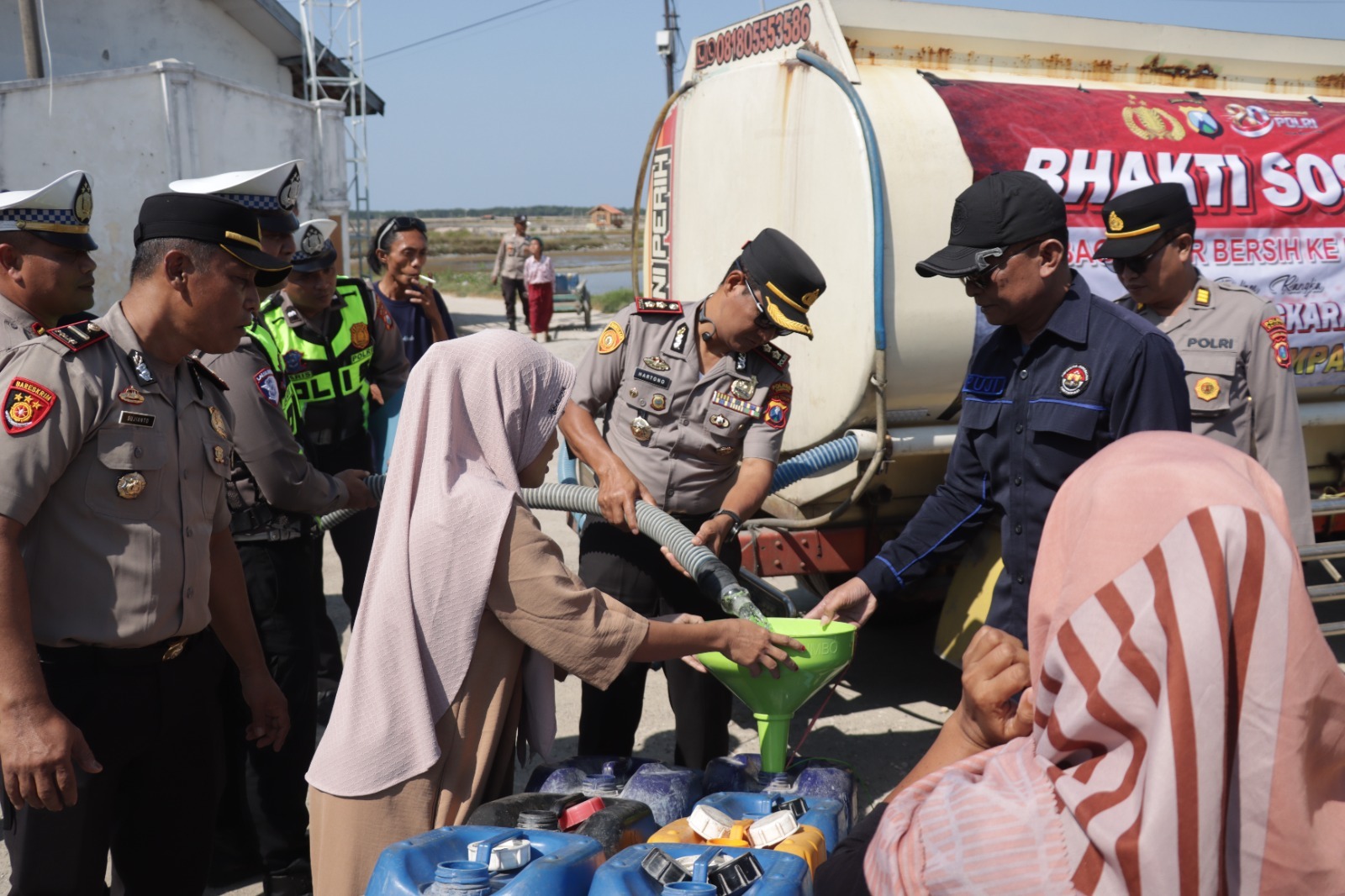 Kapolres Sampang AKBP Hartono melepas armada penyaluran air bersih untuk warga terdampak kekeringan di Kecamatan Pangarengan