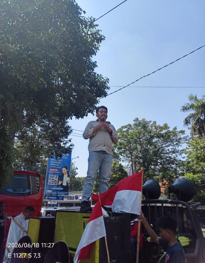 Massa Aliansi Madura Indonesia menggelar aksi demonstrasi di kantor DPW PAN Jawa Timur terkait dugaan pemotongan dana reses