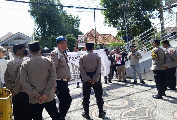 Massa Jejak Jatim menggelar aksi demonstrasi di depan kantor Bank UMKM Jawa Timur di Surabaya