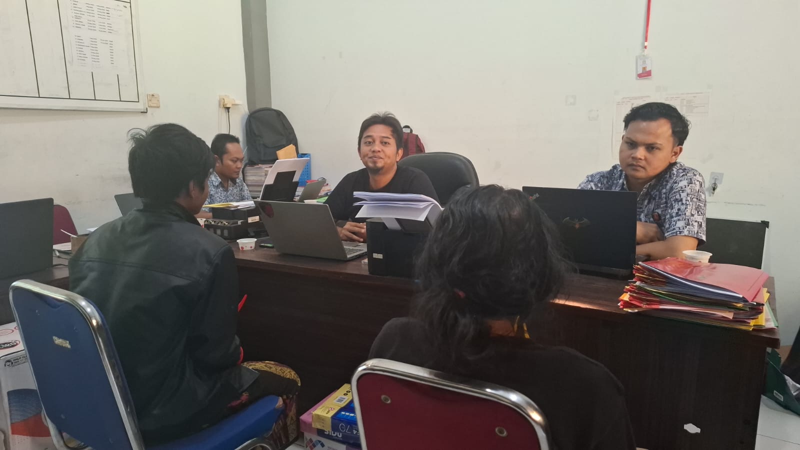 Petugas Satreskrim Polres Sampang mengamankan dua tersangka kasus pencurian sepeda motor di Kecamatan Robatal Kabupaten Sampang