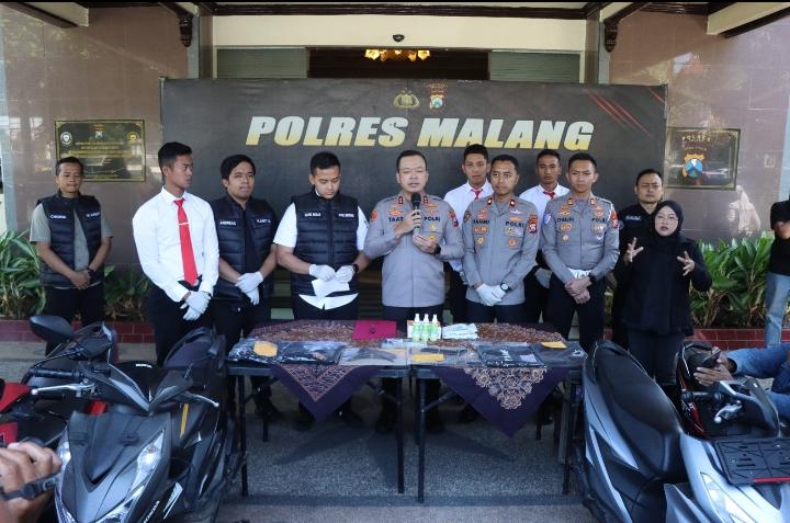 Polres Malang mengamankan dua pemuda yang membawa senjata tajam saat penyekatan malam 1 Suro di Singosari