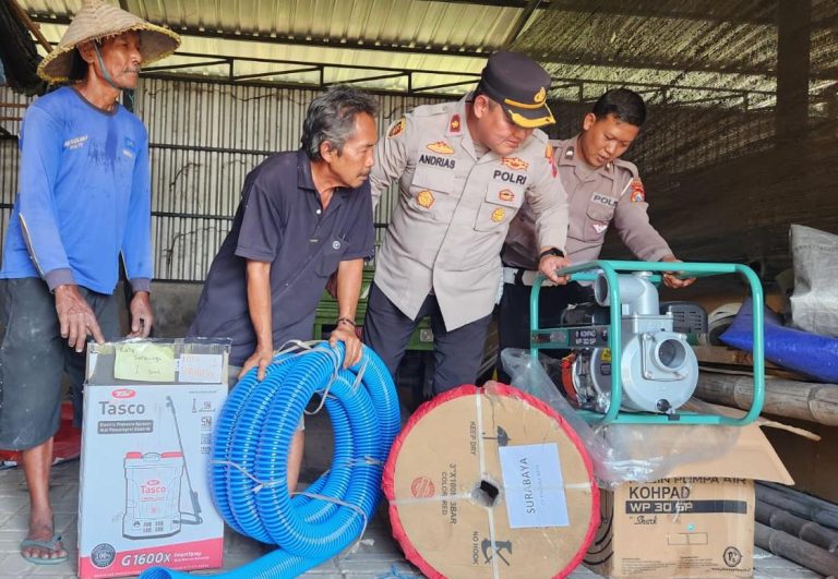 Polres Pelabuhan Tanjungperak menyalurkan bantuan alat pertanian kepada Kelompok Tani Nandur Makmur di Surabaya