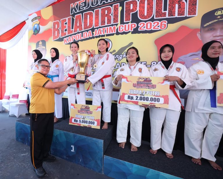 Atlet Polres Kediri menerima penghargaan juara Kejuaraan Beladiri Polri Piala Kapolda Jawa Timur 2026 di Surabaya