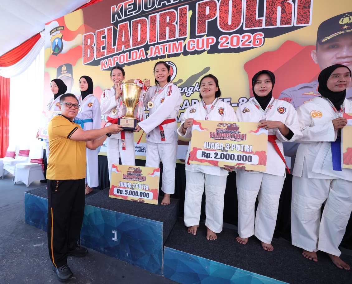 Atlet Polres Kediri menerima penghargaan juara Kejuaraan Beladiri Polri Piala Kapolda Jawa Timur 2026 di Surabaya