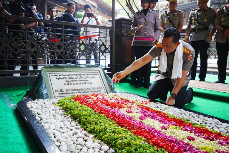 Kapolri Jenderal Listyo Sigit Prabowo berziarah dan menabur bunga di makam KH Abdurrahman Wahid Gus Dur di Jombang