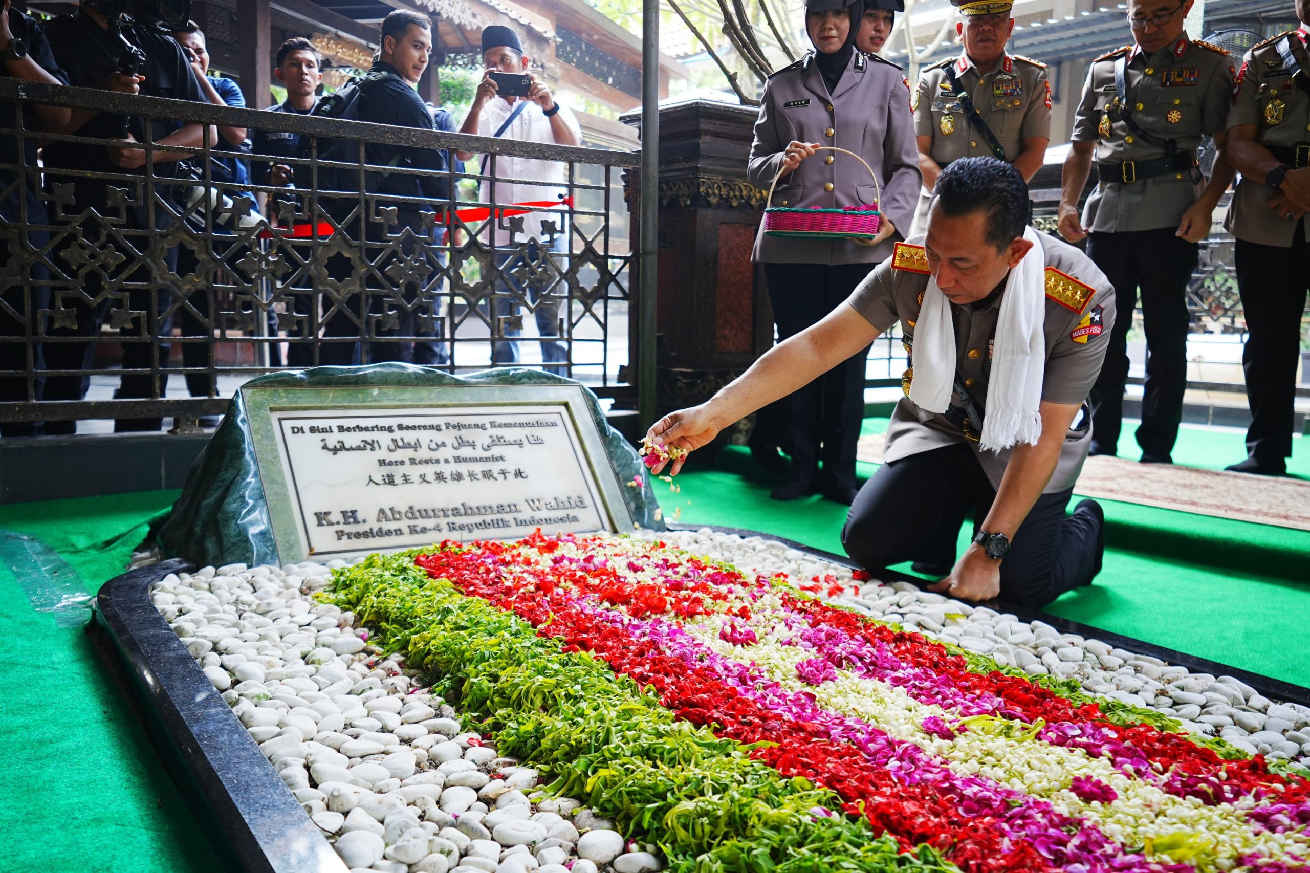 Kapolri Jenderal Listyo Sigit Prabowo berziarah dan menabur bunga di makam KH Abdurrahman Wahid Gus Dur di Jombang